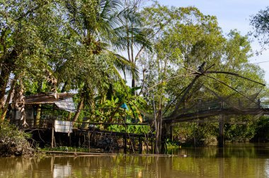 Kanalın üzerindeki köprü.