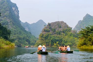 Uluslararası turist yerel Vietnamca küçük teknede seyahat