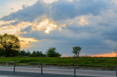 Yaz yatay, dramatik gökyüzü günbatımı üzerinde