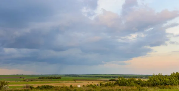 Paisagem de verão com céu dramático ao pôr do sol — Fotografia de Stock