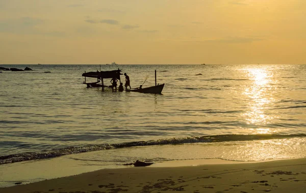Atardecer Dorado sobre el Mar, Sihanoukville, Camboya — Foto de Stock