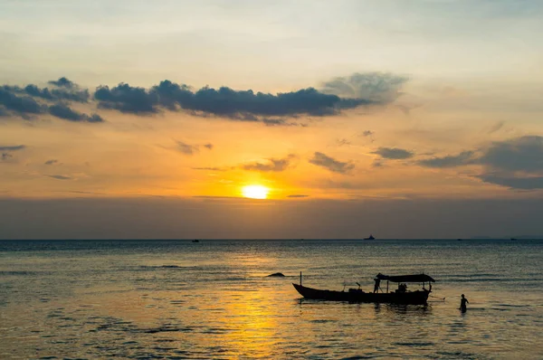 Silhouette eines Fischerbootes am Strand bei goldenem Sonnenuntergang — Stockfoto