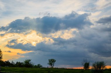 Yaz yatay, dramatik gökyüzü günbatımı üzerinde