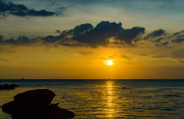 Tramonto d'oro sul mare, Sihanoukville, Cambogia — Foto Stock