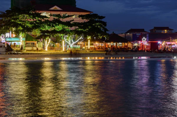 Buntes Licht der Restaurants am Strand in Sihanoukville — Stockfoto