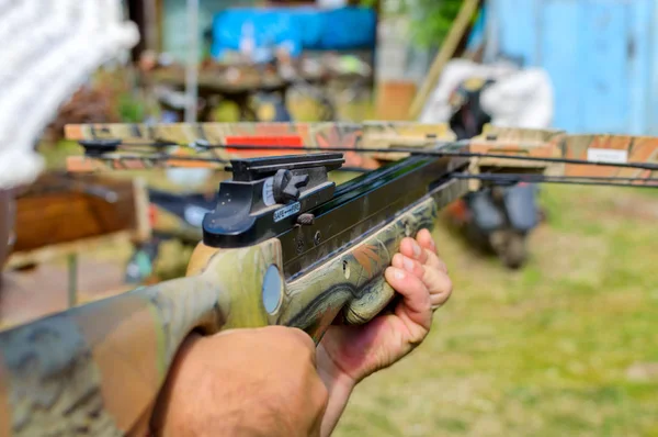 Tatar yayı veya arbalest tarafından hedefe adam amaçlar.