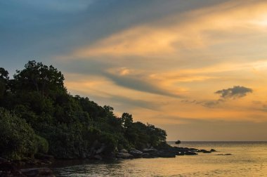 Sihanoukville tropikal plajda doğal günbatımı deniz manzarası