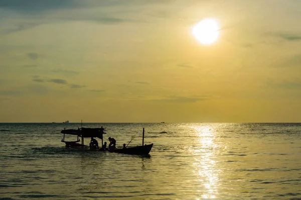 Pôr do sol dourado sobre o mar, Sihanoukville, Camboja — Fotografia de Stock