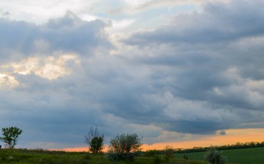 Yaz yatay, dramatik gökyüzü günbatımı üzerinde