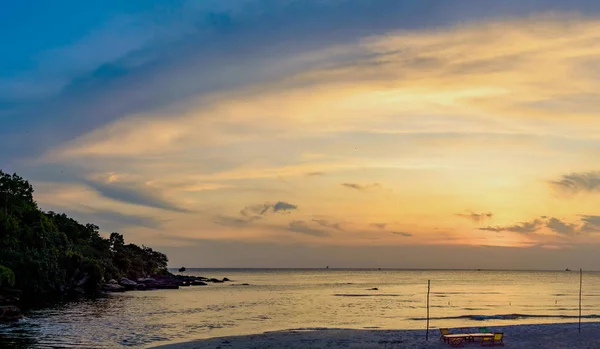 Paysage marin panoramique au coucher du soleil sur une plage tropicale à Sihanoukville — Photo