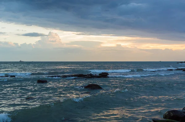 Deniz kenarında Kamboçya'da günbatımı
