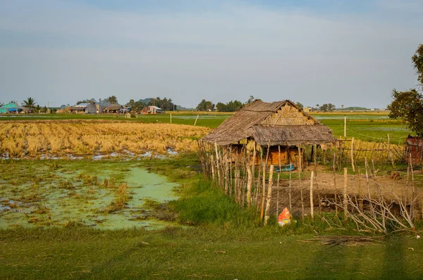 Cabaña de granjeros en el campo —  Fotos de Stock