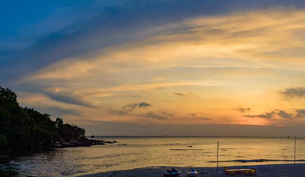 Paysage marin panoramique au coucher du soleil sur une plage tropicale à Sihanoukville — Photo