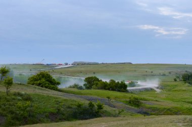 Toz ve kir road Rusya ili bölgesinde, Rostov bölgesi. Güzel gökyüzü günbatımı Zamanı.