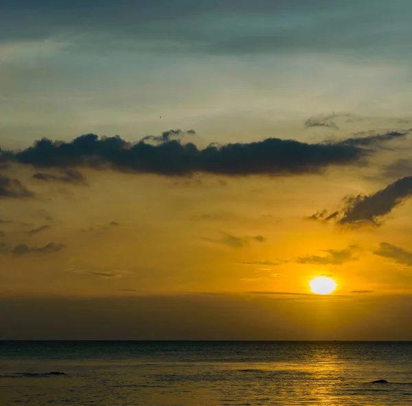 Panorama del tramonto sul mare sulla spiaggia tropicale di Sihanoukville — Foto Stock