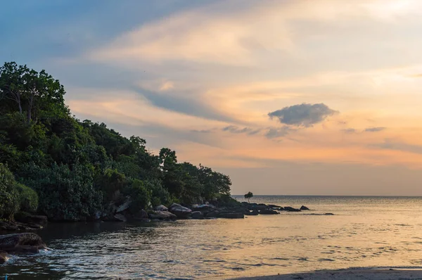 Escénica puesta de sol en la playa tropical de Sihanoukville — Foto de Stock