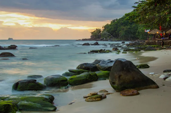 Deniz kenarında Kamboçya'da günbatımı