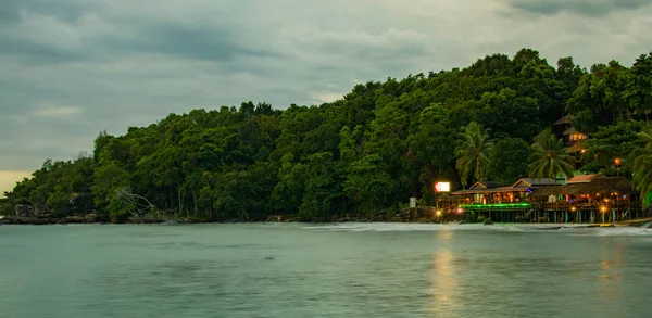 Barevné světlo z restaurace na pláži v Sihanoukville — Stock fotografie