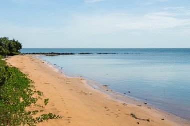 Toprak yol deniz ve vahşi boş sahil boyunca