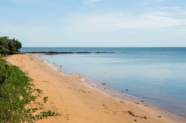 Toprak yol deniz ve vahşi boş sahil boyunca