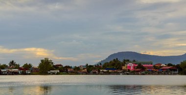 Kampot, Kamboçya'da nehir üzerinde günbatımı.