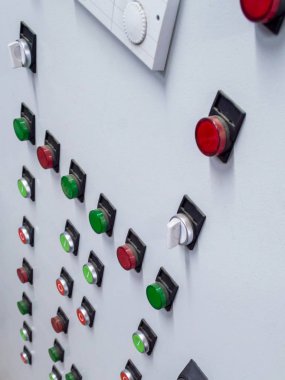 Makine imalat üzerinde yanan ışıkları ve denetim closeup çevirir
