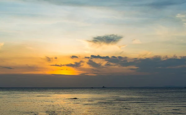 Panorama del tramonto sul mare sulla spiaggia tropicale di Sihanoukville — Foto Stock