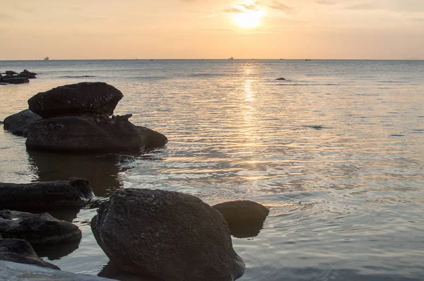 シアヌークビルの熱帯のビーチの夕日海景風光明媚です — ストック写真