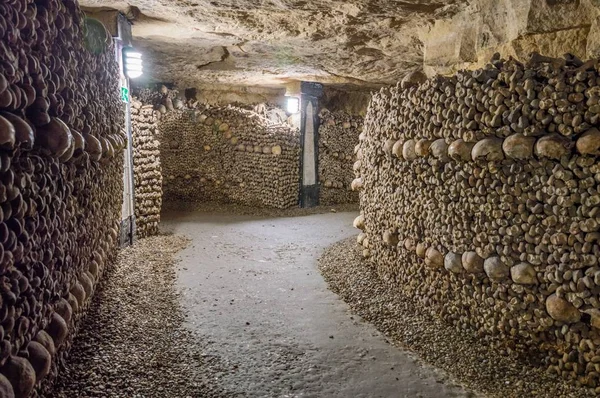 Catacombs, tüneller, kemikler ve kafatasları yapılmış duvarlar
