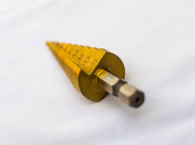 Konik matkap titanyum matkap delik kesici Hss çelik adım gem. Düşük alan derinliği ile seçici odak