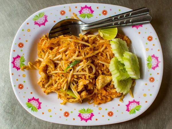 Thai étel Pad thai, keverjük megsütjük metélt padthai stílusban — Stock Fotó