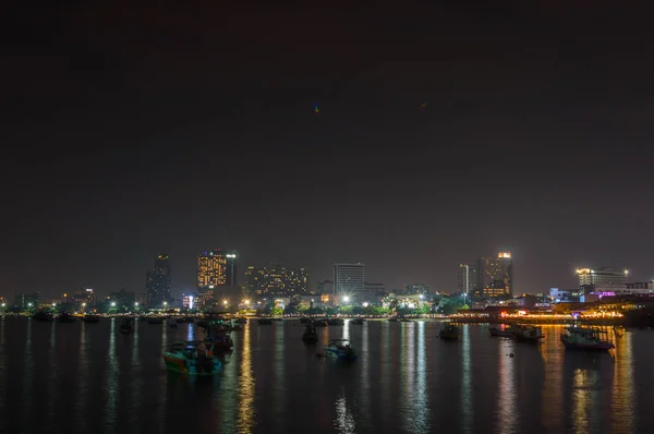 La ciudad de Pattaya es famosa por el deporte de mar y el entretenimiento nocturno en Tailandia . —  Fotos de Stock