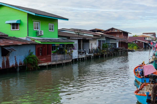 Casa en el agua en la ciudad de Khlong Yai en Tailandia — Foto de Stock