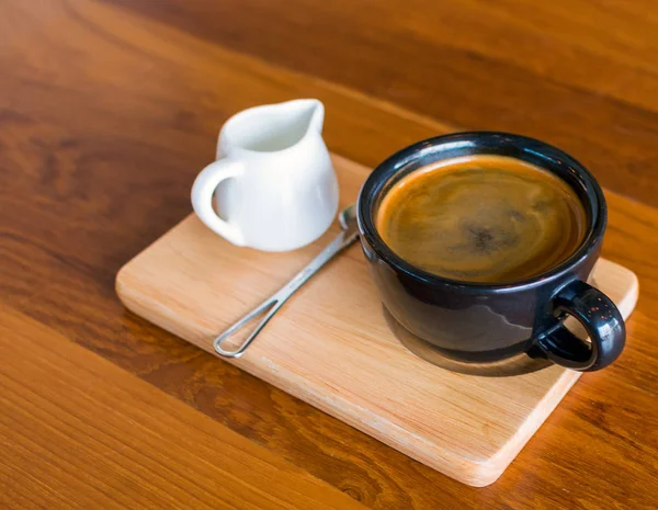 어두운 블랙 블루 커피 아메리카 노 커피, 숟가락, 나무 스탠드에 우유 주전자와 컵 — 스톡 사진