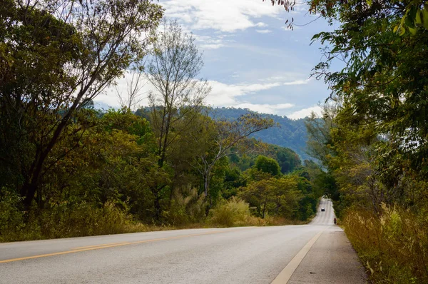 Vägen genom kullarna i provinsen Thai Khlong Yai, Thailand. — Stockfoto