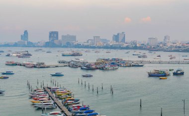 Muhteşem deniz limanı, smog günbatımı zamanı sırasında doğal noktadan Pattaya modern şehir önünde.