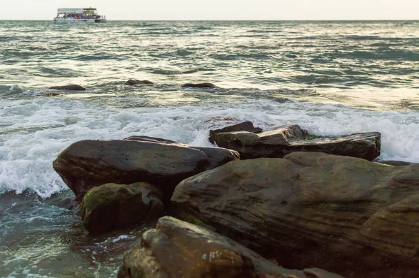 Deniz kenarında Kamboçya'da günbatımı