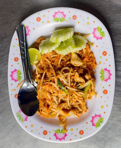 Nourriture thaïlandaise Pad thai, Faire frire les nouilles dans le style padthai — Photo