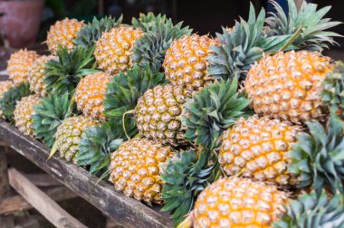 Ananas piyasa ahır, birçok satır