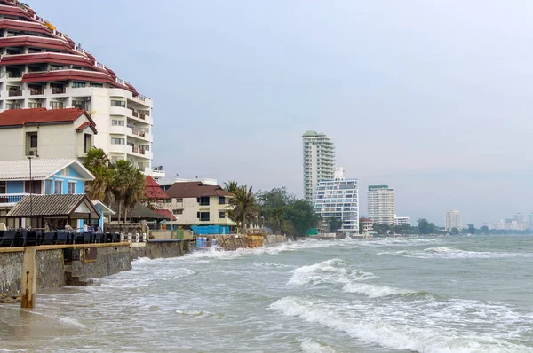 Hua Hin yüksek gelgit kumsalda. Resort otel sahilde, Tay dili vardır.