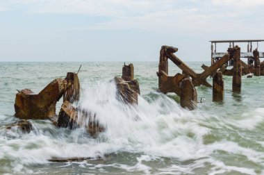 Destroed taş iskele, splash dalga deniz