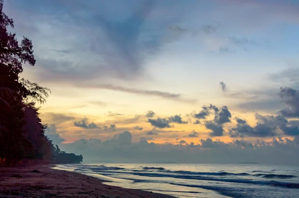Beau lever de soleil sur la plage en Thaïlande province — Photo