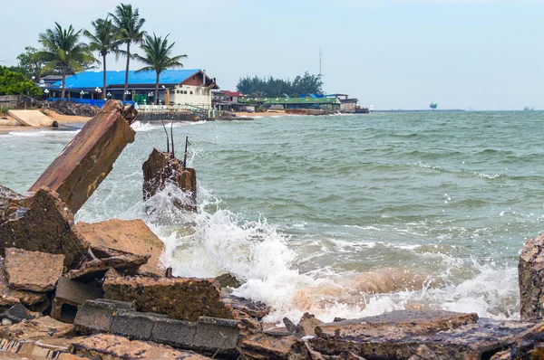 Muelle de piedra destruido, ola salpicada mar — Foto de Stock