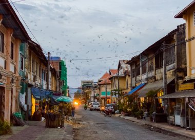 Kampot Old Town Caddesi'nde binalar. Kamboçya