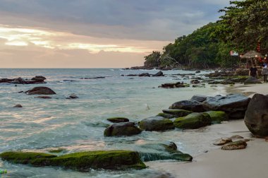 Deniz kenarında Kamboçya'da günbatımı