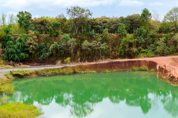 L'ancienne mine pleine d'eau verte de couleur jade dans la région de montagne en Thaïlande — Photo