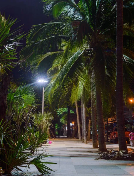 Passeio marítimo ao longo da praia de Jomtien Pattaya à noite após a reconstrução . — Fotografia de Stock