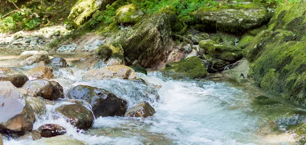 Bergfluss in Russland. Wasser auf Felsen. — Stockfoto