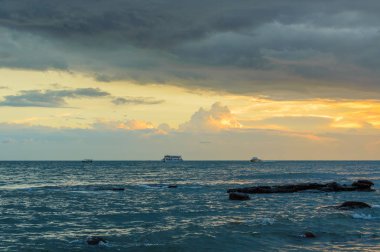 Deniz kenarında Kamboçya'da günbatımı