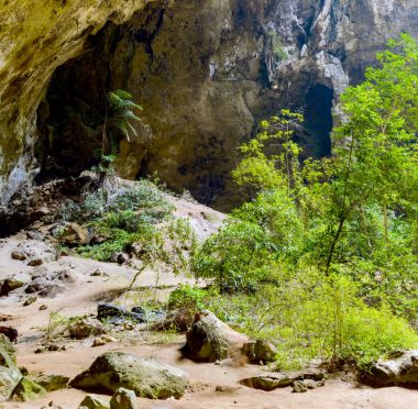 Giriş Phraya Nakhon mağarada. Tayland